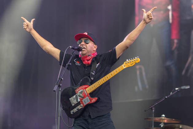 Musikfestival Rock im Park 2026 - Tom Morello, Nürnberg, 05.06.2026 Gitarrist und Sänger Tom Morello reißt beim Auftritt die Arme in die Höhe. Er spielt eine Fender Telecaster mit der Aufschrift Harlem Hellfighters . Nürnberg Bayern Deutschland *** Music festival Rock im Park 2026 Tom Morello, Nuremberg, 05 06 2026 Guitarist and singer Tom Morello raises his arms in the air during his performance He plays a Fender Telecaster with the inscription Harlem Hellfighters Nuremberg Bavaria Germany 20260605-1V9A9045-M4000