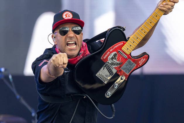Musikfestival Rock im Park 2026 - Tom Morello, Nürnberg, 05.06.2026 Tom Morello beim Liveauftritt mit seiner charakteristischen schwarzen E-Gitarre ( Harlem Hellfighters Black Rattlers ). Der Gitarrist, bekannt durch Rage Against the Machine und Audioslave, zeigt sich leidenschaftlich und energiegeladen auf der Bühne. Nürnberg Bayern Deutschland *** Music Festival Rock im Park 2026 Tom Morello, Nuremberg, 05 06 2026 Tom Morello performing live with his characteristic black electric guitar Harlem Hellfighters Black Rattlers The guitarist, known from Rage Against the Machine and Audioslave, is passionate and full of energy on stage Nuremberg Bavaria Germany 20260605-1V9A9085-M4000