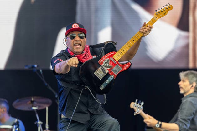 Musikfestival Rock im Park 2026 - Tom Morello, Nürnberg, 05.06.2026 Gitarrist Tom Morello beim Liveauftritt auf der Buehne. Er spielt eine schwarze Telecaster-Gitarre mit roter Harlem Hellfighters -Lackierung und zeigt energetische Buehnenpraesenz. Nürnberg Bayern Deutschland *** Music Festival Rock im Park 2026 Tom Morello, Nuremberg, 05 06 2026 Guitarist Tom Morello performing live on stage He plays a black Telecaster guitar with red Harlem Hellfighters paint job and shows energetic stage presence Nuremberg Bavaria Germany 20260605-1V9A9087-M4000