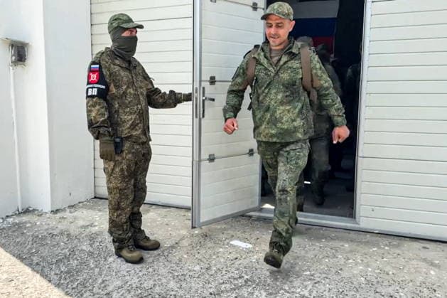 BELARUS - JUNE 5, 2026: This video screen grab shows Russian servicemen as they return from Ukrainian captivity. Video grab. Best possible quality Belarus  - ZUMAt113 20260605_zaa_t113_424 Copyright: xRussianxDefencexMinistryxPressxSx