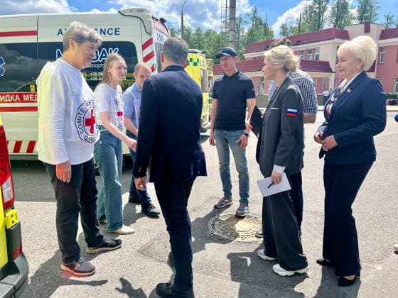 BELARUS - JUNE 5, 2026: Russia s Human Rights Commissioner Yana Lantratova (2nd R) is seen at the Novaya Guta crossing point on the Belarusian-Ukrainian border as three families return from Ukraine to Russia. TASS  93399963