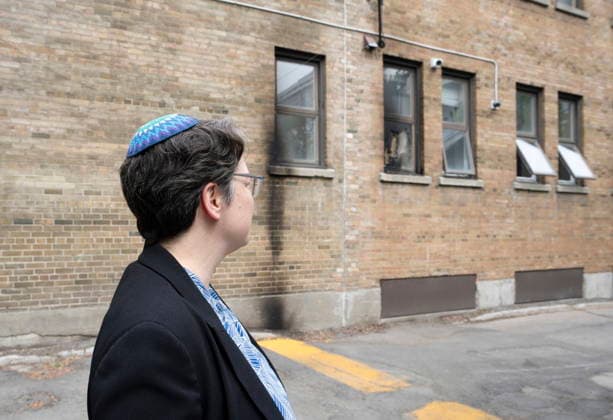News Bilder des Tages June 5, 2026, Montreal, Pq, CANADA: Rabbi Lisa Grushcow looks toward a burned-out window at Temple Emanu-El-Beth-Shalom synagogue in Westmount, Que., on the island of Montreal on Friday, June 5, 2026. The temple was targeted overnight in an arson attempt. Grushcow described the location as the room where Jewish life happens. Montreal CANADA  - ZUMAc35_ 20260605_zaf_c35_009 Copyright: xChristinnexMuschix