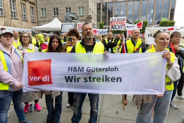 Verdi Warnstreik in Bochum. 05.06.2026, EU, DEU, Deutschland, Nordrhein-Westfalen, Bochum: Warnstreik von Verdi-Mitgliedern im Tarifkonflikt mit dem Einzelhandel auf dem Willii-Brandt-Platz. EU, DEU, Germany, North Rhine-Westphalia, Bochum: Warning strike by Verdi members involved in a collective bargaining dispute with the retail sector on Willi-Brandt-Platz