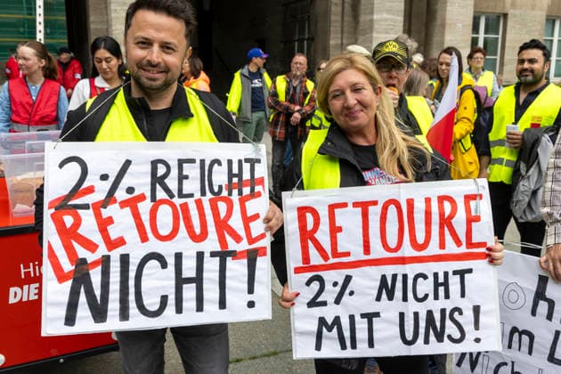 Verdi Warnstreik in Bochum. 05.06.2026, EU, DEU, Deutschland, Nordrhein-Westfalen, Bochum: Warnstreik von Verdi-Mitgliedern im Tarifkonflikt mit dem Einzelhandel auf dem Willii-Brandt-Platz. EU, DEU, Germany, North Rhine-Westphalia, Bochum: Warning strike by Verdi members involved in a collective bargaining dispute with the retail sector on Willi-Brandt-Platz