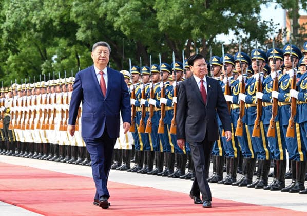 News Bilder des Tages (260605) -- BEIJING, June 5, 2026 -- General Secretary of the Communist Party of China Central Committee and Chinese President Xi Jinping holds a welcome ceremony for General Secretary of the Lao People s Revolutionary Party Central Committee and Lao President Thongloun Sisoulith at the square outside the east gate of the Great Hall of the People ahead of their talks in Beijing, capital of China, June 5, 2026. Xi held talks with Thongloun, who is on a state visit to China, at the Great Hall of the People in Beijing on Friday. ) CHINA-BEIJING-XI JINPING-LAOS-THONGLOUN-TALKS (CN) XiexHuanchi 