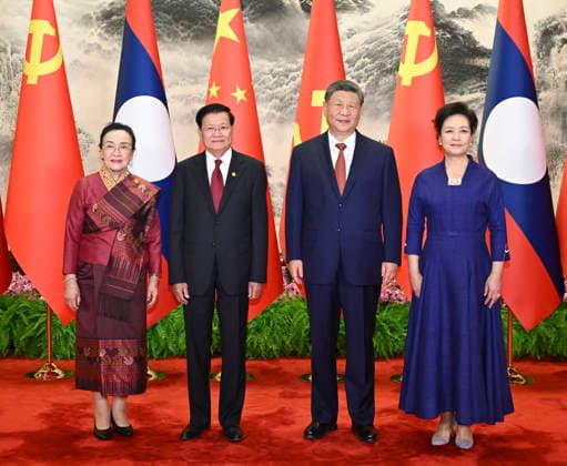 (260605) -- BEIJING, June 5, 2026 -- General Secretary of the Communist Party of China Central Committee and Chinese President Xi Jinping and his wife Peng Liyuan pose for a group photo with General Secretary of the Lao People s Revolutionary Party Central Committee and Lao President Thongloun Sisoulith and his wife Naly Sisoulith ahead of talks between Xi and Thongloun in Beijing, capital of China, June 5, 2026. Xi held talks with Thongloun, who is on a state visit to China, at the Great Hall of the People in Beijing on Friday. ) CHINA-BEIJING-XI JINPING-LAOS-THONGLOUN-TALKS (CN) YanxYan 