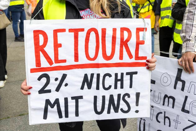Verdi Warnstreik in Bochum. 05.06.2026, EU, DEU, Deutschland, Nordrhein-Westfalen, Bochum: Warnstreik von Verdi-Mitgliedern im Tarifkonflikt mit dem Einzelhandel auf dem Willii-Brandt-Platz. EU, DEU, Germany, North Rhine-Westphalia, Bochum: Warning strike by Verdi members involved in a collective bargaining dispute with the retail sector on Willi-Brandt-Platz