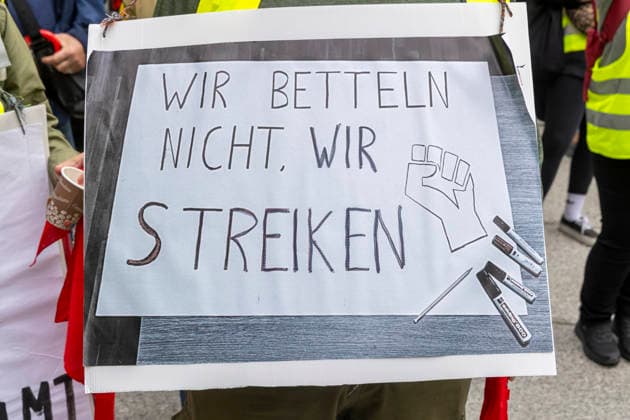 Verdi Warnstreik in Bochum. 05.06.2026, EU, DEU, Deutschland, Nordrhein-Westfalen, Bochum: Warnstreik von Verdi-Mitgliedern im Tarifkonflikt mit dem Einzelhandel auf dem Willii-Brandt-Platz. EU, DEU, Germany, North Rhine-Westphalia, Bochum: Warning strike by Verdi members involved in a collective bargaining dispute with the retail sector on Willi-Brandt-Platz
