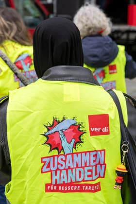 Verdi Warnstreik in Bochum. 05.06.2026, EU, DEU, Deutschland, Nordrhein-Westfalen, Bochum: Warnstreik von Verdi-Mitgliedern im Tarifkonflikt mit dem Einzelhandel auf dem Willii-Brandt-Platz. EU, DEU, Germany, North Rhine-Westphalia, Bochum: Warning strike by Verdi members involved in a collective bargaining dispute with the retail sector on Willi-Brandt-Platz