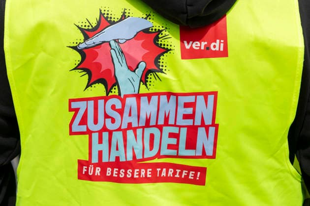 Verdi Warnstreik in Bochum. 05.06.2026, EU, DEU, Deutschland, Nordrhein-Westfalen, Bochum: Warnstreik von Verdi-Mitgliedern im Tarifkonflikt mit dem Einzelhandel auf dem Willii-Brandt-Platz. EU, DEU, Germany, North Rhine-Westphalia, Bochum: Warning strike by Verdi members involved in a collective bargaining dispute with the retail sector on Willi-Brandt-Platz