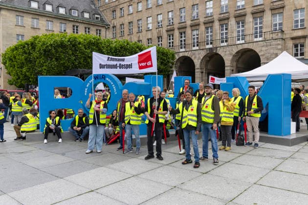 Verdi Warnstreik in Bochum. 05.06.2026, EU, DEU, Deutschland, Nordrhein-Westfalen, Bochum: Warnstreik von Verdi-Mitgliedern im Tarifkonflikt mit dem Einzelhandel auf dem Willii-Brandt-Platz. EU, DEU, Germany, North Rhine-Westphalia, Bochum: Warning strike by Verdi members involved in a collective bargaining dispute with the retail sector on Willi-Brandt-Platz