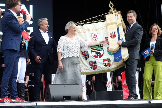 24. Sachsen-Anhalt Tag in Bernburg Bernburg, 5.6.2026 Silvia Ristow und MP Sven Schulze beim 24. Sachsen-Anhalt Tag in Bernburg Sachsen-Anhalt *** 24 Saxony-Anhalt Day in Bernburg Bernburg, 5 6 2026 Silvia Ristow and MP Sven Schulze at the 24 Saxony-Anhalt Day in Bernburg Saxony-Anhalt Copyright: xMatthiasxGränzdörferx