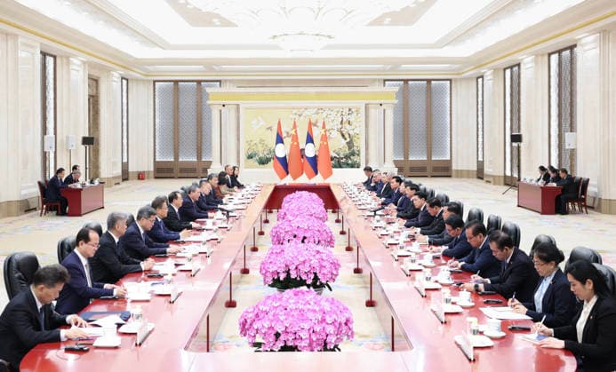 (260605) -- BEIJING, June 5, 2026 -- Chinese Premier Li Qiang meets with General Secretary of the Lao People s Revolutionary Party Central Committee and Lao President Thongloun Sisoulith, who is on a state visit to China, at the Great Hall of the People in Beijing, capital of China, June 5, 2026. ) CHINA-BEIJING-LI QIANG-LAOS-THONGLOUN-MEETING (CN) HuangxJingwen 