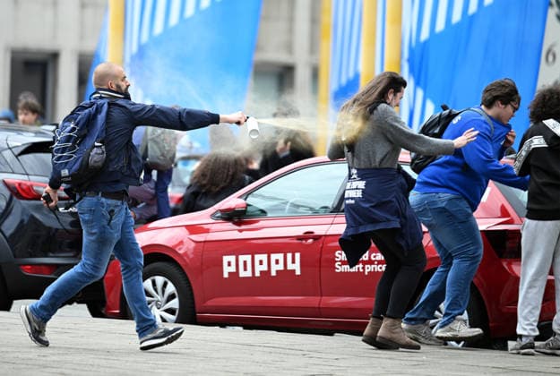 News Bilder des Tages Demonstration in Brussels against planned budget cuts in education BRUSSELS, BELGIUM - JUNE 5: A man uses pepper spray against some of the protesters during a demonstration held against planned budget cuts in French-language education by students in Brussels, Belgium on June 5, 2026. Dursun Aydemir Anadolu Brussels Belgium. Editorial use only. Please get in touch for any other usage.  Copyright: x2026xAnadoluxDursunxAydemirx