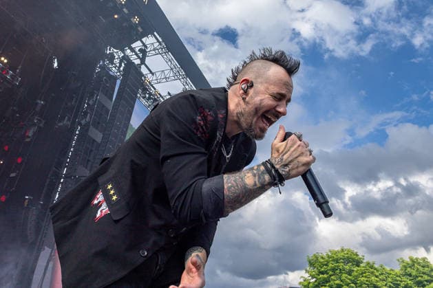 Musikfestival Rock im Park 2026 - THREE DAYS GRACE, Nürnberg, 05.06.2026 Adam Gontier, Saenger von Three Days Grace. Mit Mikrofon und Tattoos an Haenden und Armen singt er mit voller Energie ins Publikum. Nürnberg Bayern Deutschland *** Music Festival Rock im Park 2026 THREE DAYS GRACE, Nuremberg, 05 06 2026 Adam Gontier, singer of Three Days Grace With microphone and tattoos on his hands and arms he sings with full energy into the audience Nuremberg Bavaria Germany 20260605-6V2A6895-M4000