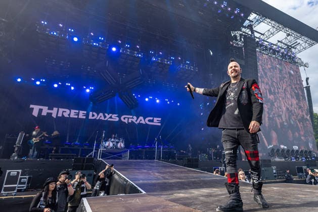 Musikfestival Rock im Park 2026 - THREE DAYS GRACE, Nürnberg, 05.06.2026 Der Sänger Adam Gontier mit Mikrofon auf der Hauptbühne. Im Hintergrund sind die weiteren Bandmitglieder von Three Days Grace sowie der beleuchtete Bandschriftzug zu sehen. Nürnberg Bayern Deutschland *** Music festival Rock im Park 2026 THREE DAYS GRACE, Nuremberg, 05 06 2026 The singer Adam Gontier with microphone on the main stage In the background you can see the other band members of Three Days Grace and the illuminated band logo Nuremberg Bavaria Germany 20260605-6V2A6904-M4000