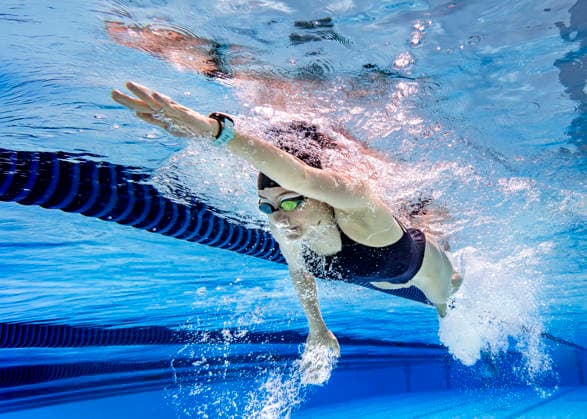 Athlete swimming freestyle underwater in a pool during training model released, Symbolfoto, STSF04062