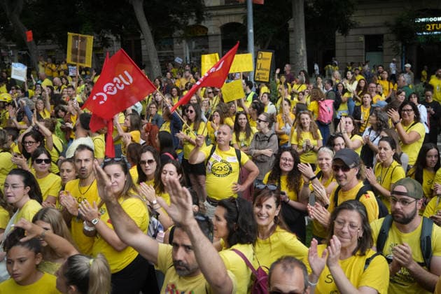 The demonstration, called by the unions Ustec-Stes, CGT Ensenyament and Intersindical, demand a salary increase higher than the one agreed by the Government with CCOO and UGT, the reduction of ratios, more resources for inclusive schools, more staff in the centers and less bureaucracy, as well as the reopening of a specific negotiating table and the presentation of a real proposal for labor improvements by the ministry 05 JUNE 2026 MANIFESTATION EDUCATIONAL COMMUNITY EDUCATION Barcelona, Catalunya Barcelona, Catalunya Spain  Copyright: xDavidxZorrakinox 7573932