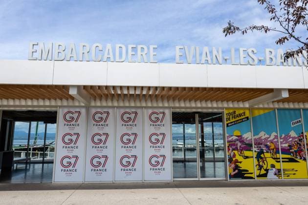 G7 AMBIANCE EVIAN PREPARATION PHOTOPQR LE DAUPHINE Tom PHAM VAN SUU Évian les Bains 05 06 2026 A Evian les Bains Haute Savoie , le 5 juin 2026 La cité lacustre dEvian se prépare doucement à accueillir le sommet international du G7, du 15 au 17 juin prochain La présence de forces de lordre se renforce tandis que les infrastructures militaires sont érigées Un peu partout, panneaux et drapeaux annoncent la tenue prochaine de lévénement Evian, France, on June 5, 2026 Ten days before the G7 summit, security measures in the town of Evian les Bains are becoming increasingly visible Évian les Bains Haute Savoie Rhône Alpes France  Copyright: xPHOTOPQR LExDAUPHINE MAXPPPxTomxPHAMxVANxSUUx 20260605JDL7302 20260605JDL7302