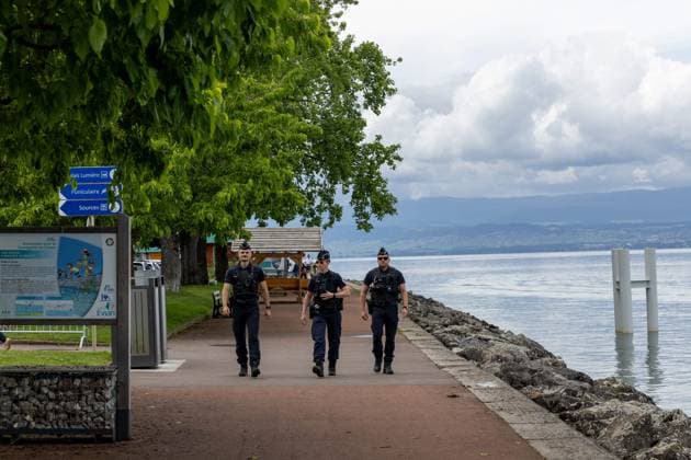 G7 AMBIANCE EVIAN PREPARATION PHOTOPQR LE DAUPHINE Tom PHAM VAN SUU Évian les Bains 05 06 2026 A Evian les Bains Haute Savoie , le 5 juin 2026 The lakeside town of Evian is slowly preparing to welcome the G7 international summit, from June 15th to 17th The presence of security forces is increasing, while military infrastructures are being erected National police forces and CRS patrol the town Evian, France, on June 5, 2026 Ten days before the G7 summit, security measures in the town of Evian les Bains are becoming increasingly visible Évian les Bains Haute Savoie Rhône Alpes France  Copyright: xPHOTOPQR LExDAUPHINE MAXPPPxTomxPHAMxVANxSUUx 20260605JDL7308 20260605JDL7308