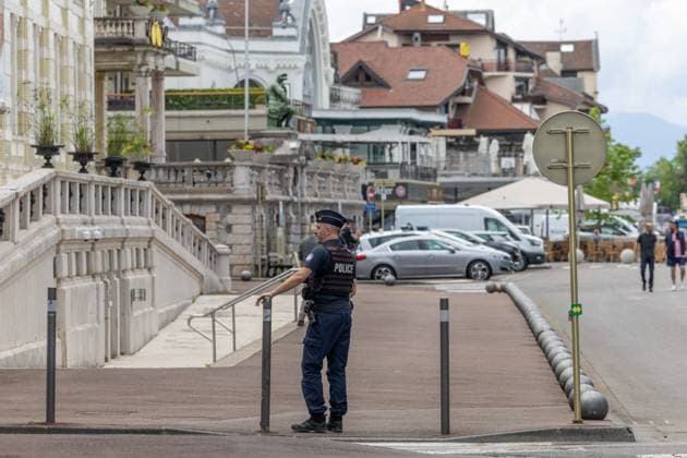 G7 AMBIANCE EVIAN PREPARATION PHOTOPQR LE DAUPHINE Tom PHAM VAN SUU Évian les Bains 05 06 2026 A Evian les Bains Haute Savoie , le 5 juin 2026 The lakeside town of Evian is slowly preparing to welcome the G7 international summit, from June 15th to 17th The presence of security forces is increasing, while military infrastructures are being erected National police forces and CRS patrol the town Evian, France, on June 5, 2026 Ten days before the G7 summit, security measures in the town of Evian les Bains are becoming increasingly visible Évian les Bains Haute Savoie Rhône Alpes France  Copyright: xPHOTOPQR LExDAUPHINE MAXPPPxTomxPHAMxVANxSUUx 20260605JDL7311 20260605JDL7311
