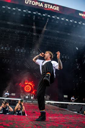 Der Sänger Sebastian Sushi Biesler von der deutschen Metalcore- und Trancecore-Band Electric Callboy sorgt mit einer hochenergetischen Show auf der Hauptbühne (Utopia Stage) bei Rock im Park 2026 für Ekstase im Publikum. Nürnberg Zeppelinfeld Bayern Deutschland