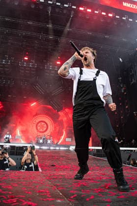 Der Sänger Sebastian Sushi Biesler von der deutschen Metalcore- und Trancecore-Band Electric Callboy sorgt mit einer hochenergetischen Show auf der Hauptbühne (Utopia Stage) bei Rock im Park 2026 für Ekstase im Publikum. Nürnberg Zeppelinfeld Bayern Deutschland