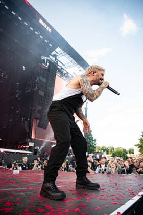 Der Sänger Nico Sallach von der deutschen Metalcore- und Trancecore-Band Electric Callboy sorgt mit einer hochenergetischen Show auf der Hauptbühne (Utopia Stage) bei Rock im Park 2026 für Ekstase im Publikum. deutsche Metalcore- und Trancecore-Band Electric Callboy sorgt mit einer hochenergetischen Show auf der Hauptbühne (Utopia Stage) bei Rock im Park 2026 für Ekstase im Publikum. Nürnberg Zeppelinfeld Bayern Deutschland