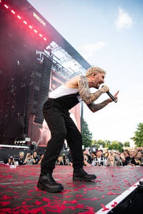 Der Sänger Nico Sallach von der deutschen Metalcore- und Trancecore-Band Electric Callboy sorgt mit einer hochenergetischen Show auf der Hauptbühne (Utopia Stage) bei Rock im Park 2026 für Ekstase im Publikum. deutsche Metalcore- und Trancecore-Band Electric Callboy sorgt mit einer hochenergetischen Show auf der Hauptbühne (Utopia Stage) bei Rock im Park 2026 für Ekstase im Publikum. Nürnberg Zeppelinfeld Bayern Deutschland *** Singer Nico Sallach from the German metalcore and trancecore band Electric Callboy will bring ecstasy to the audience with a high-energy show on the Utopia Stage main stage at Rock im Park 2026 German metalcore and trancecore band Electric Callboy will bring ecstasy to the audience with a high-energy show on th