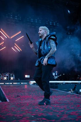 Der Sänger Nico Sallach von der deutschen Metalcore- und Trancecore-Band Electric Callboy sorgt mit einer hochenergetischen Show auf der Hauptbühne (Utopia Stage) bei Rock im Park 2026 für Ekstase im Publikum. deutsche Metalcore- und Trancecore-Band Electric Callboy sorgt mit einer hochenergetischen Show auf der Hauptbühne (Utopia Stage) bei Rock im Park 2026 für Ekstase im Publikum. Nürnberg Zeppelinfeld Bayern Deutschland