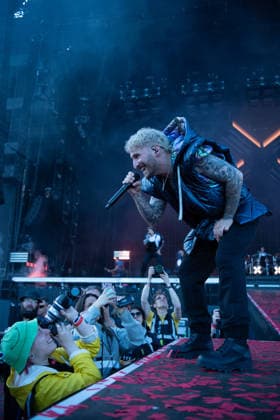 Der Sänger Nico Sallach von der deutschen Metalcore- und Trancecore-Band Electric Callboy sorgt mit einer hochenergetischen Show auf der Hauptbühne (Utopia Stage) bei Rock im Park 2026 für Ekstase im Publikum. deutsche Metalcore- und Trancecore-Band Electric Callboy sorgt mit einer hochenergetischen Show auf der Hauptbühne (Utopia Stage) bei Rock im Park 2026 für Ekstase im Publikum. Nürnberg Zeppelinfeld Bayern Deutschland *** Singer Nico Sallach from the German metalcore and trancecore band Electric Callboy will bring ecstasy to the audience with a high-energy show on the Utopia Stage main stage at Rock im Park 2026 German metalcore and trancecore band Electric Callboy will bring ecstasy to the audience with a high-energy show on th