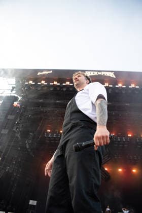 Der Sänger Sebastian Sushi Biesler von der deutschen Metalcore- und Trancecore-Band Electric Callboy sorgt mit einer hochenergetischen Show auf der Hauptbühne (Utopia Stage) bei Rock im Park 2026 für Ekstase im Publikum. Nürnberg Zeppelinfeld Bayern Deutschland