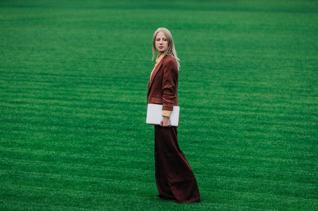 Entrepreneur walking on green lawn with laptop model released, Symbolfoto, VSNF04986