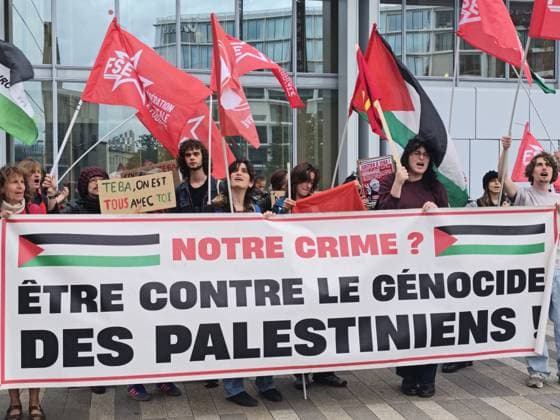 News Bilder des Tages Support demonstration for Teba outside the Paris judicial court PARIS, FRANCE – JUNE 5: Demonstrators wave Palestinian flags and hold support signs outside the Paris judicial court at Porte de Clichy during a rally organized in support of Teba and activists facing prosecution for their mobilization in favor of Palestine, in Paris, France, on June 5, 2026. Participants denounce the criminalization of support for the Palestinian people and call for the charges to be dropped. Umit Donmez Anadolu Paris France. Editorial use only. Please get in touch for any other usage.  Copyright: x2026xAnadoluxUmitxDonmezx