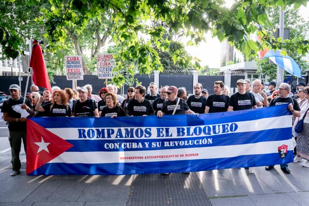 News Bilder des Tages PetróleoPaCuba vigil in front of the US Embassy in Madrid Several people with a banner with the slogan Break the blockade With Cuba and its revolution during the celebration of the PetróleoPaCuba vigil for the right to life, for sovereignty and for peace, on June 5, 2026, in Madrid Spain This citizens mobilization, called in front of the US Embassy on 75 Serrano St., denounces the impact of the economic blockade on the Cuban people and demands the end of international sanctions affecting the supply of energy and basic resources, convened in front of the U.S. Embassy at 75 Serrano St., denounces the impact of the economic blockade on the Cuban people and demands the end of the international sanctions that affect the islands energy supply an  Copyright: xA.xPÃ rezxMecax 7574188