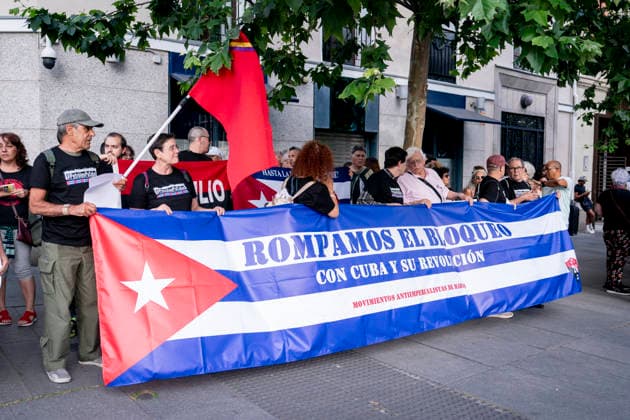 PetróleoPaCuba vigil in front of the US Embassy in Madrid Several people with a banner with the slogan Break the blockade With Cuba and its revolution during the celebration of the PetróleoPaCuba vigil for the right to life, for sovereignty and for peace, on June 5, 2026, in Madrid Spain This citizens mobilization, called in front of the US Embassy on 75 Serrano St., denounces the impact of the economic blockade on the Cuban people and demands the end of international sanctions affecting the supply of energy and basic resources, convened in front of the U.S. Embassy at 75 Serrano St., denounces the impact of the economic blockade on the Cuban people and demands the end of the international sanctions that affect the islands energy supply an  Copyright: xA.xPÃ rezxMecax 7574191