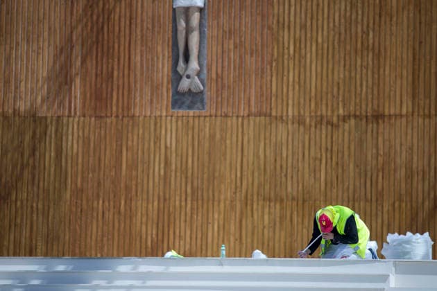 News Bilder des Tages June 5, 2026, Madrid, Madrid, Spain: A worker cuts adhesive tape with his mouth in the atrium where Pope Leo XIV will celebrate Mass in Cibeles Square on Sunday, June 7, during preparations for the upcoming visit of Pope Leo XIV to Madrid, Spain, from June 6 to 9, 2026. Madrid Spain  - ZUMAs296 20260605_znp_s296_007 Copyright: xLuisxSotox
