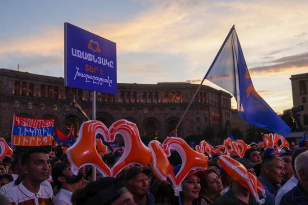 News Bilder des Tages ARMENIA, YEREVAN - JUNE 5, 2026: Supporters of the Civil Contract Party take part in a rally on Republic Square Yerevan Armenia  - ZUMAt113 20260605_zaa_t113_882 Copyright: xAlexanderxPatrinx