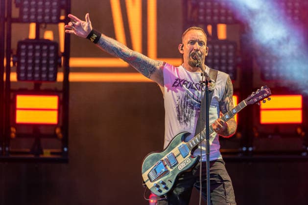Musikfestival Rock im Park 2026 - Volbeat, Nürnberg, 05.06.2026 Michael Poulsen Gitarrist und Saenger von Volbeat singt ins Mikrofon und streckt die Hand mit dem Metal-Gruss ins Publikum. Er spielt eine Gibson SG und traegt ein weisses Expulsion -Shirt. Nürnberg Bayern Deutschland *** Music festival Rock im Park 2026 Volbeat, Nuremberg, 05 06 2026 Michael Poulsen guitarist and singer of Volbeat sings into the microphone and extends his hand with the metal greeting to the audience He plays a Gibson SG and wears a white Expulsion shirt Nuremberg Bavaria Germany 20260605-1V9A9790-M4000