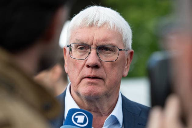 Sebastian SCHUSTER, CDU, Landrat des Rhein-Sieg-Kreises, Sperrung der Autobahnbruecke der A 565 noerdlich von Bonn ueber den Rhein, *** Sebastian SCHUSTER, CDU, District Administrator of the Rhein Sieg district, closure of the A 565 highway bridge north of Bonn over the Rhine,