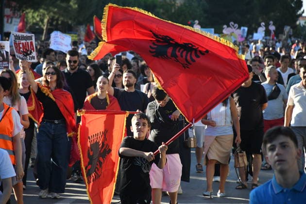 News Bilder des Tages Protest against tourism project in Albania drawing thousands of participants TIRANA, ALBANIA - JUNE 5: Thousands gather at the historic Skanderbeg Square in Tirana, Albania on June 5, 2026, to protest against a controversial luxury tourism development project planned for the ecologically sensitive Zvernec area in the coastal city of Vlora. The massive rally marks an escalation in public outcry over allegations that prime, state-owned coastal lands are being sold off to high-profile foreign investors linked to Jared Kushner and Ivanka Trump, the son-in-law and daughter of US President Donald Trump. Olsi Shehu Anadolu Tirana Albania. Editorial use only. Please get in touch for any other usage.  Copyright: x2026xAnadoluxOlsixShehux
