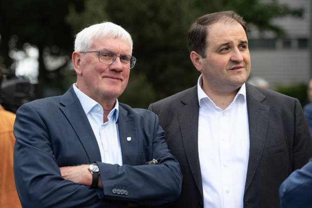 v.l. Sebastian SCHUSTER, CDU, Landrat des Rhein-Sieg-Kreises, Nathanael LIMINSKI, Leiter der Staatskanzlei NRW, Sperrung der Autobahnbruecke der A 565 noerdlich von Bonn ueber den Rhein, *** f l Sebastian SCHUSTER, CDU, District Administrator of the Rhein Sieg District, Nathanael LIMINSKI, Head of the NRW State Chancellery, closure of the A 565 highway bridge north of Bonn over the Rhine,