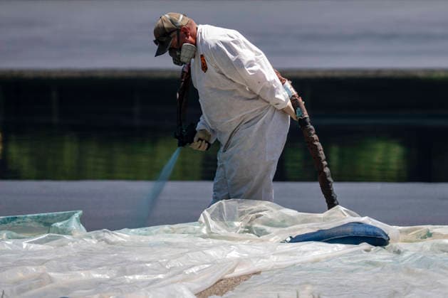 News Bilder des Tages Workers paint the sides of the Lincoln Memorial Reflecting Pool as it slowly fills with water in Washington, DC on Friday, June 5, 2026. The repainting of the landmark is part of President Donald Trump s effort to repair Washington landmarks in preparation for the country s 250th birthday this summer.  WAP20260605352 BONNIExCASH