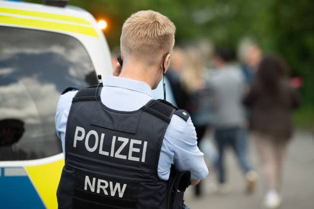 Ein Polizist steht neben seinem Streifenwagen, Feature, Symbolfoto, Randmotiv, Sperrung der Autobahnbruecke der A 565 noerdlich von Bonn ueber den Rhein, *** A policeman stands next to his patrol car, feature, symbolic photo, marginal motif, closure of the highway bridge of the A 565 north of Bonn over the Rhine,