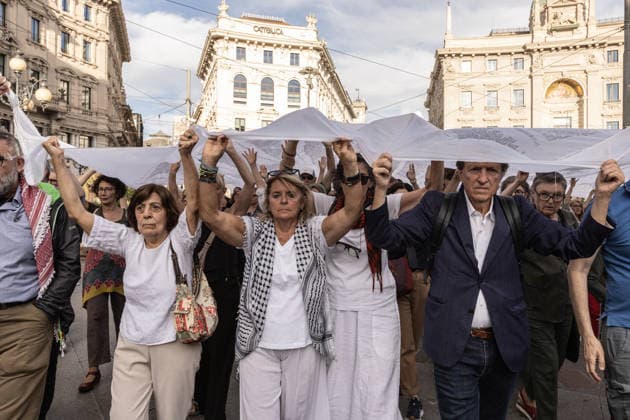 Demonstration in memory of Palestinian children victims in Milan MILAN, ITALY - JUNE 5: During a demonstration in memory of Palestinian children victims of Israeli attacks, a symbolic 25-meter-long shroud bearing the names of the 18,457 young victims, was carried in procession in Milan, Italy, on June 5, 2026. Andrea Carrubba Anadolu Milan Italy. Editorial use only. Please get in touch for any other usage.  Copyright: x2026xAnadoluxAndreaxCarrubbax