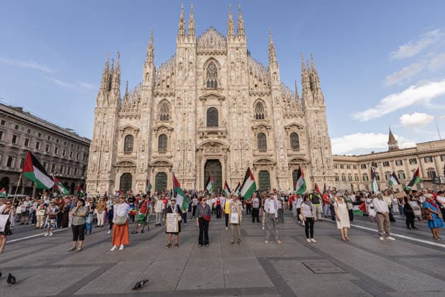 Demonstration in memory of Palestinian children victims in Milan MILAN, ITALY - JUNE 5: People gather in Piazza Duomo to participate in the demonstration in memory of Palestinian children victims of Israeli attacks and march through the city carrying a symbolic 25-meter-long shroud bearing the names of the 18,457 young victims in Milan, Italy, on June 5, 2026. Andrea Carrubba Anadolu Milan Italy. Editorial use only. Please get in touch for any other usage.  Copyright: x2026xAnadoluxAndreaxCarrubbax