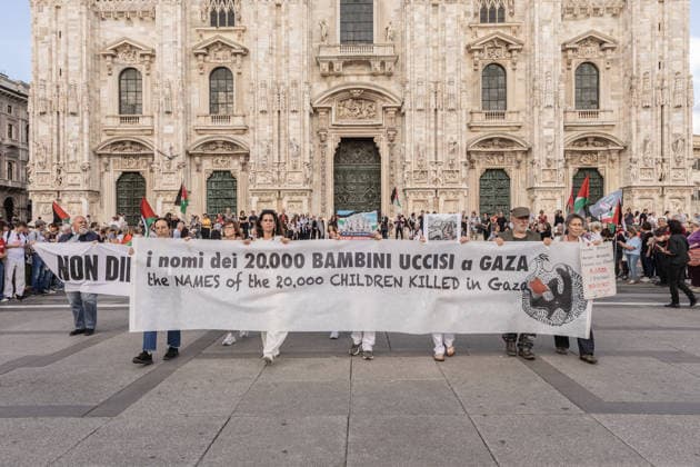 Demonstration in memory of Palestinian children victims in Milan MILAN, ITALY - JUNE 5: People gather in Piazza Duomo to participate in the demonstration in memory of Palestinian children victims of Israeli attacks and march through the city carrying a symbolic 25-meter-long shroud bearing the names of the 18,457 young victims in Milan, Italy, on June 5, 2026. Andrea Carrubba Anadolu Milan Italy. Editorial use only. Please get in touch for any other usage.  Copyright: x2026xAnadoluxAndreaxCarrubbax