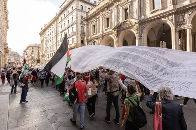 Demonstration in memory of Palestinian children victims in Milan MILAN, ITALY - JUNE 5: During a demonstration in memory of Palestinian children victims of Israeli attacks, a symbolic 25-meter-long shroud bearing the names of the 18,457 young victims, was carried in procession in Milan, Italy, on June 5, 2026. Andrea Carrubba Anadolu Milan Italy. Editorial use only. Please get in touch for any other usage.  Copyright: x2026xAnadoluxAndreaxCarrubbax