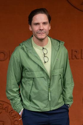 French Open - VIPs At The Village LZ Daniel Brühl attends the 2026 French Open at Roland Garros on June 5, 2026 in Paris, France. Photo by Laurent Zabulon ABACAPRESS.COM  Copyright: xZabulonxLaurent ABACAx