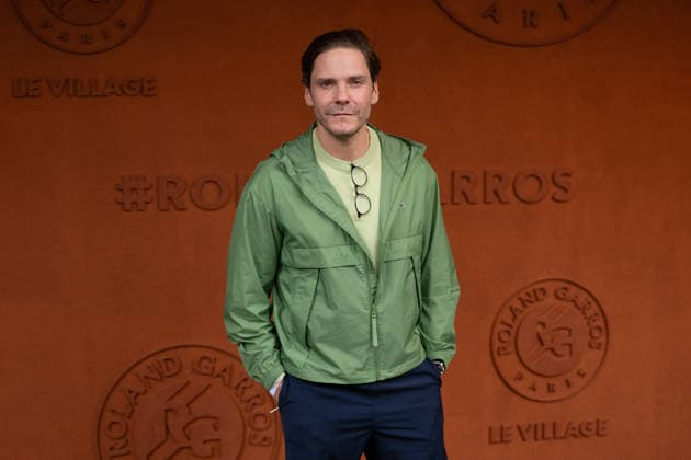 French Open - VIPs At The Village LZ Daniel Brühl attends the 2026 French Open at Roland Garros on June 5, 2026 in Paris, France. Photo by Laurent Zabulon ABACAPRESS.COM  Copyright: xZabulonxLaurent ABACAx